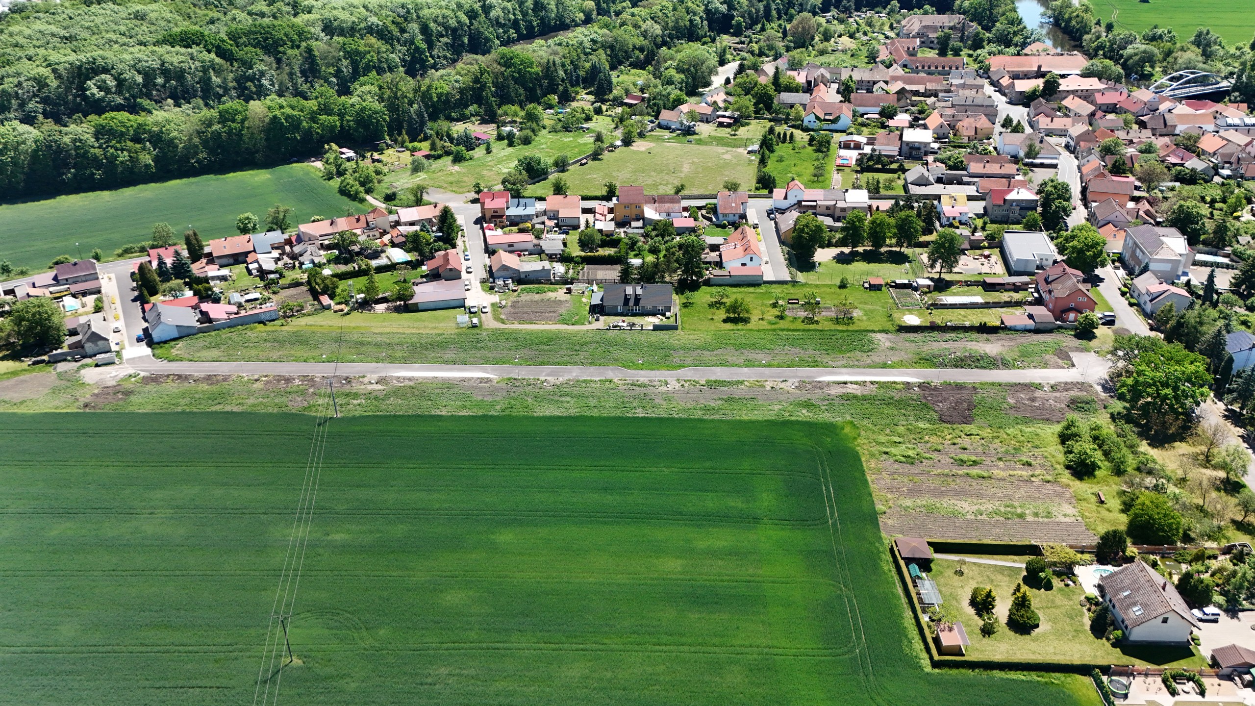 Pozemky u Tří dubů — letecký pohled na obec Vršovice u Loun a řeku Ohři